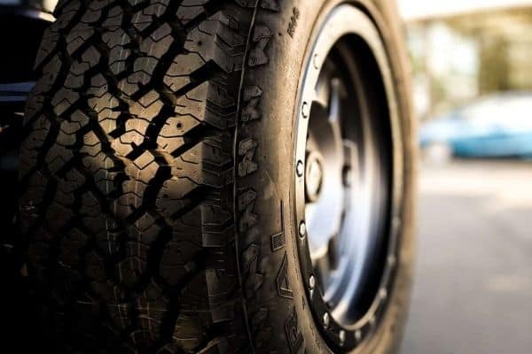 A car tire applied with a tire shine